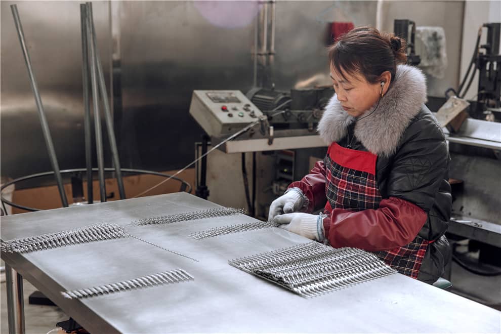 skilled-wire-weaving-technician-detail