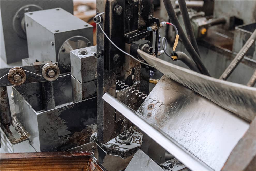 precision-coiling-head-closeup